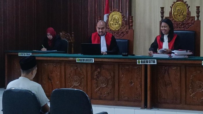 Burhanuddin Efendi, ASN Pemkot Pasuruan terdakwa pencabulan keponakannya saat menjalani sidang putusan di PN Probolinggo