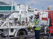 Tekan Harga Tiket Pesawat, Pertamina Diskon Harga Avtur 10%