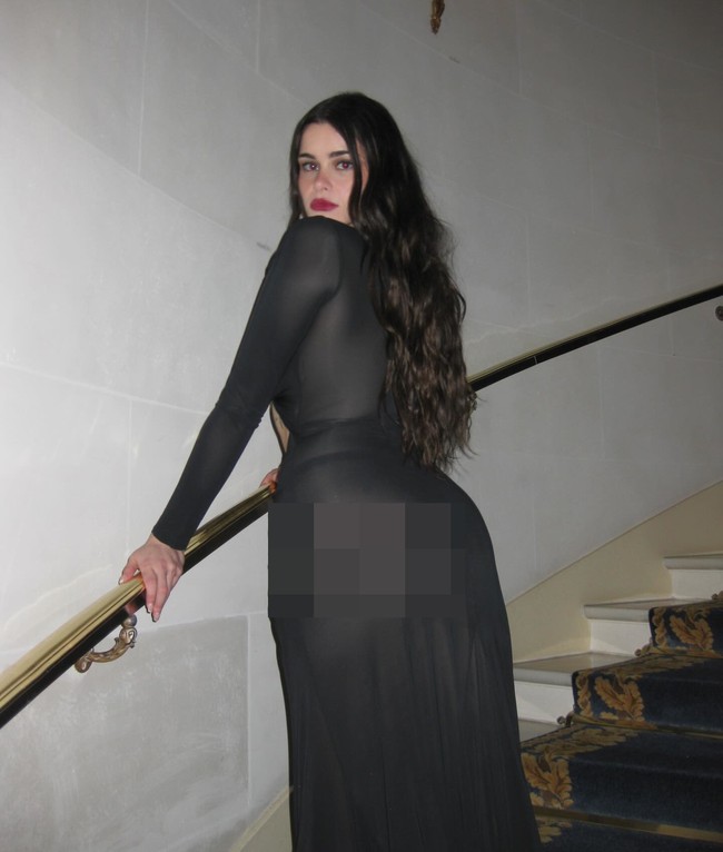 Foto dan video Barbie yang mengenakan dress hitam jadi viral di media sosial. Banyak orang terkagum dengan transformasinya.  Foto: Instagram @barbieferreira