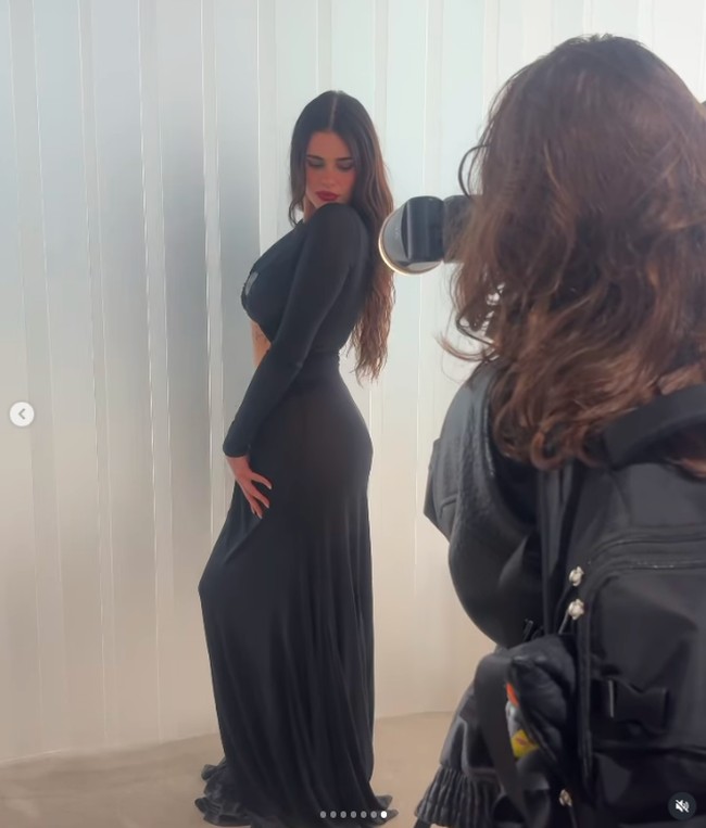 Mengenai bentuk tubuh, Barbie mengaku merasa terpaksa mencintai dirinya justru saat modeling. “Di depan kamera telah mengajarkanku lebih banyak tentang diriku sendiri. Aku selalu merasa sangat kecil secara emosional dan besar secara fisik. Aku merasa tidak spesial. Tapi punya komunitas yang mendukungku membuka mata dalam banyak hal,” ujarnya kepada Vogue. Foto: Instagram @barbieferreira
