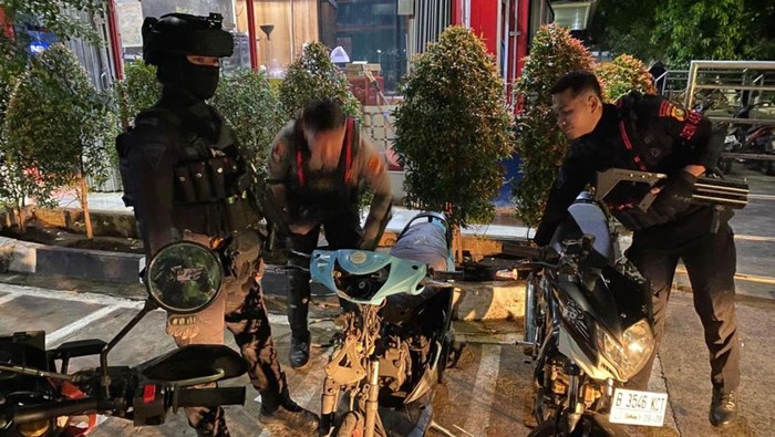 Brimob Polda Metro Jaya membubarkan balap liar di Duren Sawit, Jakarta Timur, dini hari