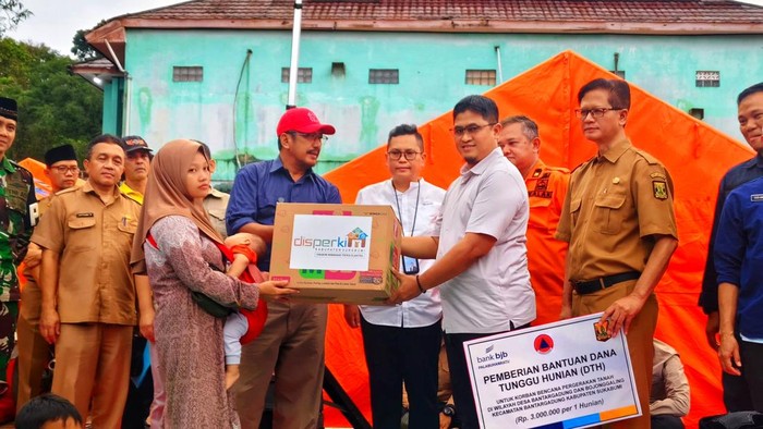 Bupati Sukabumi Asep Japar didampingi Kadis Perkim Sendi Apriadi saat memberikan bantuan kepada penyintas pergerakan tanah Bantargadung.