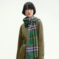 Burberry Rilis Koleksi Spesial Terinspirasi Gaya Ikonik Ratu Elizabeth II