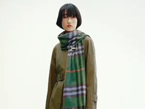 Burberry Rilis Koleksi Spesial Terinspirasi Gaya Ikonik Ratu Elizabeth II