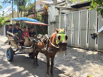 Saat Delman Jadi Teman Ngabuburit Anak-anak di Bandung