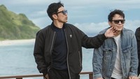 Desta kini suka berkumpul bareng Ariel NOAH karena kesamaan hobi motoran. Dari mimpi yang sempurna. Tiba2 jadi sahabat. Dari hati yang terdalam Kukatakan dengan indah: Love you brother @arielnoah, tulisnya. (Foto: dok Instagram desta80s)