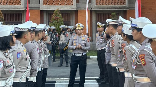 Dirlantas Polda Bali, Kombes Turmudi, memberikan arahan kepada personel terkait pengecekan kesiapan pengamanan arus mudik dalam Operasi Ketupat Agung 2026, Rabu (11/3/2026). (Dok. Polda Bali)