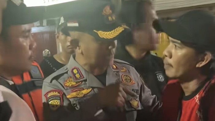 Dishub Makassar cekcok dengan jukir liar saat memberikan teguran.