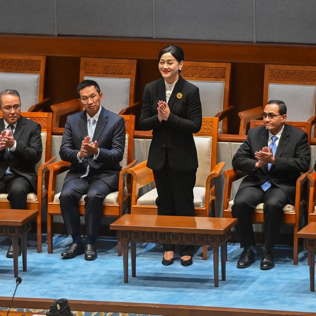 Rapat Paripurna DPR Sahkan Lima Anggota Dewan Komisioner OJK
