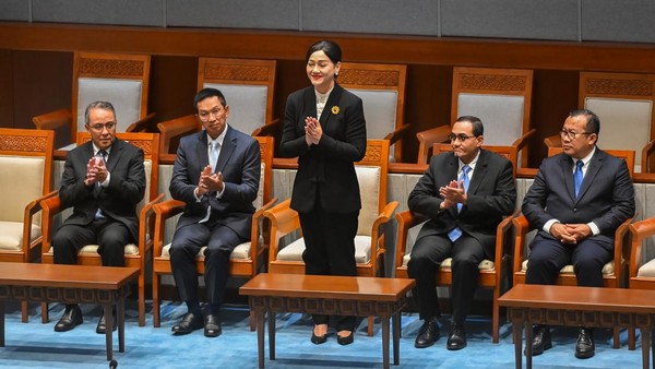 Rapat Paripurna DPR Sahkan Lima Anggota Dewan Komisioner OJK