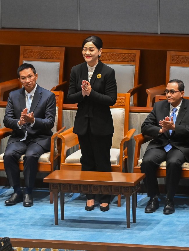 Rapat Paripurna DPR Sahkan Lima Anggota Dewan Komisioner OJK