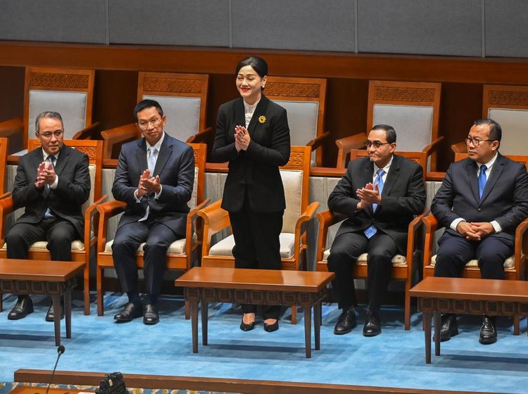 Rapat Paripurna DPR Sahkan Lima Anggota Dewan Komisioner OJK