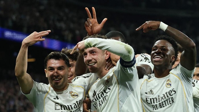Soccer Football - UEFA Champions League - Round of 16 - First Leg - Real Madrid v Manchester City - Santiago Bernabeu, Madrid, Spain - March 11, 2026 Real Madrids Federico Valverde celebrates scoring their third goal with teammates REUTERS/Violeta Santos Moura