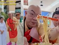 Food Vlogger Ini Dikritik usai Pakai Kostum Biksu saat Review Mie