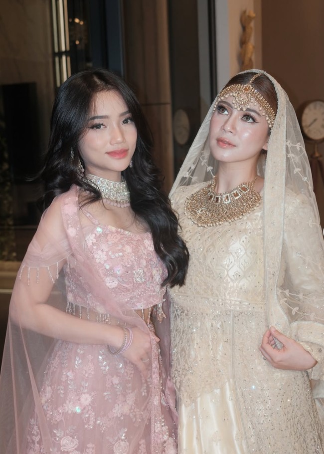 Penampilan Fuji dan Felicya Angelista kembali mencuri atensi. Kali ini keduanya tampil kompak kenakan busana tradisional India, Lehenga. Foto: Instagram/@felicyangelista_