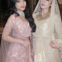 Penampilan Fuji dan Felicya Angelista kembali mencuri atensi. Kali ini keduanya tampil kompak kenakan busana tradisional India, Lehenga. Foto: Instagram/@felicyangelista_