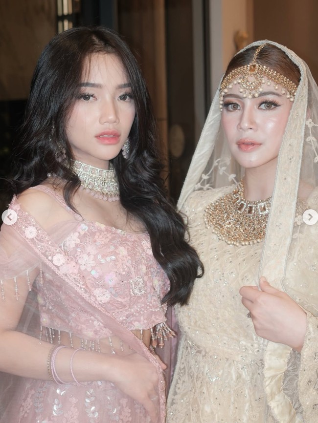 Fuji memilih lehenga bernuansa pink pastel, sementara Felicya memilih tampil dalam nuansa ivory. Dari keterangan unggahan diketahui bahwa penampilan keduanya untuk live bareng. Udah se-niat ini sampe gak join live kita.. WAH PARAH SIII!! tulis Felicya. Foto: Instagram/@felicyangelista_