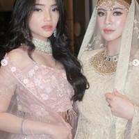 Fuji memilih lehenga bernuansa pink pastel, sementara Felicya memilih tampil dalam nuansa ivory. Dari keterangan unggahan diketahui bahwa penampilan keduanya untuk live bareng. Udah se-niat ini sampe gak join live kita.. WAH PARAH SIII!! tulis Felicya. Foto: Instagram/@felicyangelista_