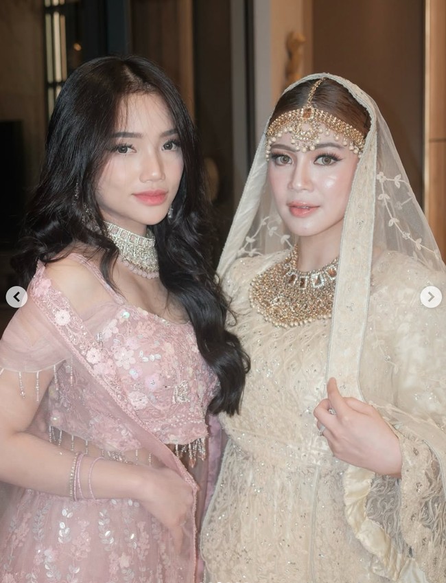 Penampilan Fuji terlihat soft dengan riasan bernuansa pink lembut yang natural. Sementara Felicya tampil lebih bold dengan eyeliner tajam dan softlens warna terang. Foto: Instagram/@felicyangelista_