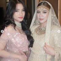 Penampilan Fuji terlihat soft dengan riasan bernuansa pink lembut yang natural. Sementara Felicya tampil lebih bold dengan eyeliner tajam dan softlens warna terang. Foto: Instagram/@felicyangelista_