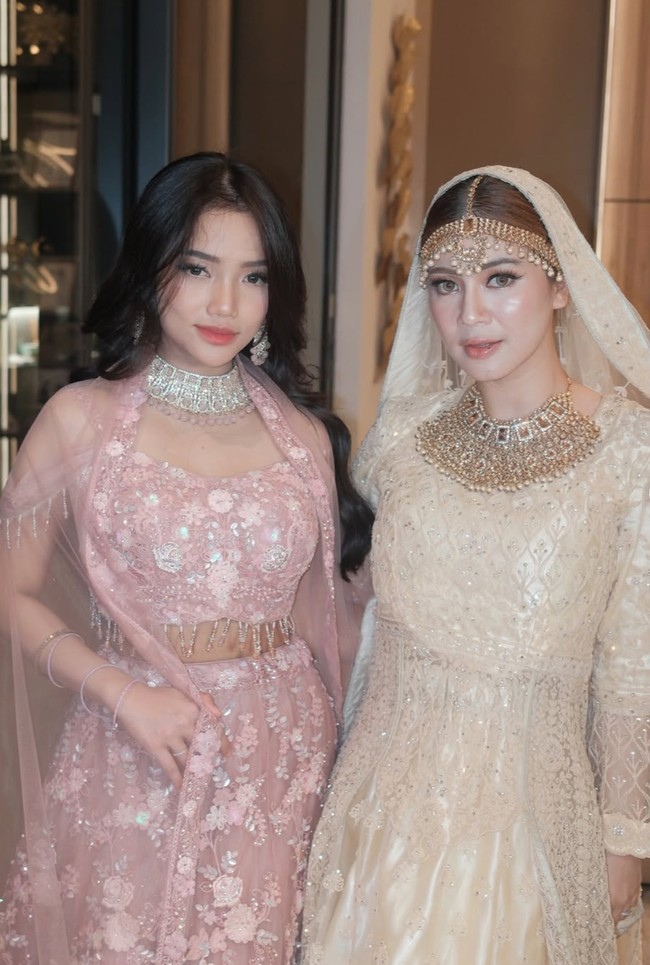 Bak pengantin India modern, Felicya tampil total kenakan dupatta yang menutupi bagian kepalanya. Melengkapi penampilannya, Felicya juga mengenakan perhiasan kepala khas wanita India, maang tikka. Foto: Instagram/@felicyangelista_