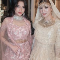 Bak pengantin India modern, Felicya tampil total kenakan dupatta yang menutupi bagian kepalanya. Melengkapi penampilannya, Felicya juga mengenakan perhiasan kepala khas wanita India, maang tikka. Foto: Instagram/@felicyangelista_