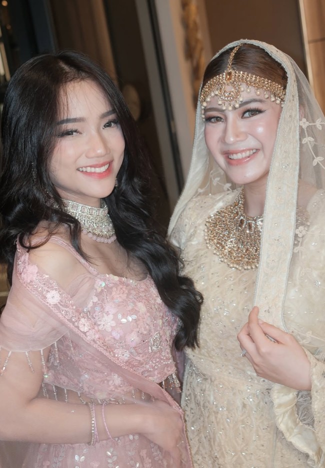 Kompak pamer senyum manis ke arah kamera, pesona keduanya bikin terpana. Foto: Instagram/@felicyangelista_