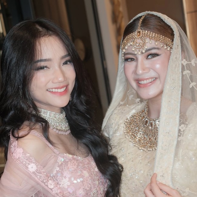 Gaya Fuji & Felicya Angelista Kompak Tampil Bak Artis Bollywood Pakai Lehenga