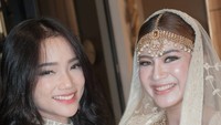 Gaya Fuji & Felicya Angelista Kompak Tampil Bak Artis Bollywood Pakai Lehenga