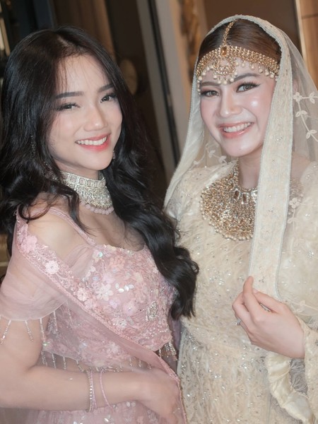 Gaya Fuji & Felicya Angelista Kompak Tampil Bak Artis Bollywood Pakai Lehenga