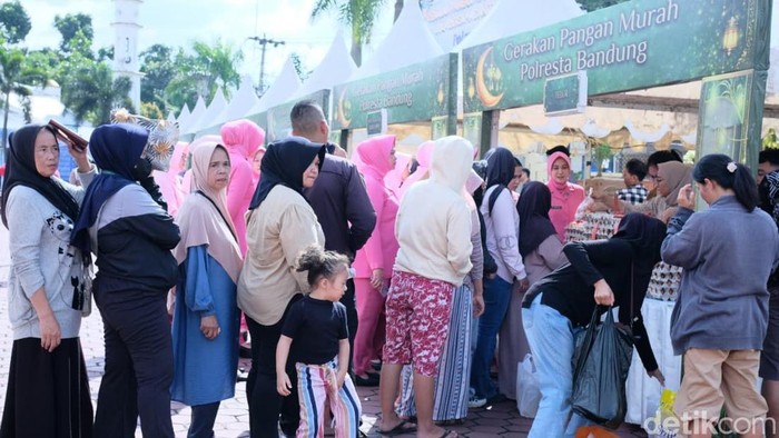 Gerakan pangan murah di Soreang, Kabupaten Bandung.