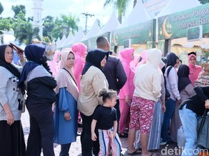 Senyum Emak-emak Soreang Dapat Sembako Murah di Kantor Polisi