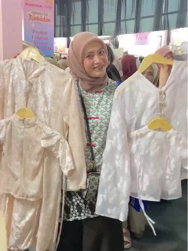 Serbu bazar hijab dan busana muslim GlamLocal Ramadan di Grand Metropolitan Bekasi sampai 15 Maret! Ada 65+ brand lokal, diskon 50%, koleksi serba Rp 99 Ribu, hingga undian motor. Yuk berburu outfit Lebaran!