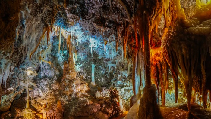 Para ilmuwan menemukan bahwa salah satu sistem gua tertua di dunia ternyata sudah terbentuk jauh sebelum dinosaurus muncul di Bumi.