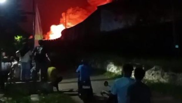 Gudang busa di Desa Pringtulis, Kecamatan Nalumsari, Kabupaten Jepara, terbakar, Rabu (11/3/2026) malam.