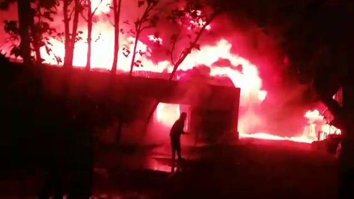 Gudang busa di Desa Pringtulis, Kecamatan Nalumsari, Kabupaten Jepara, terbakar, Rabu (11/3/2026) malam.