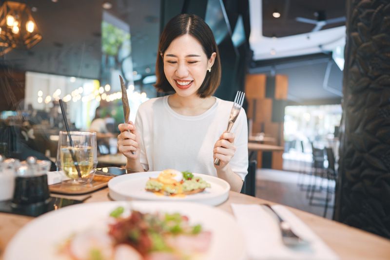 Ilustrasi Perempuan Makan Ilustrasi Perempuan Makan