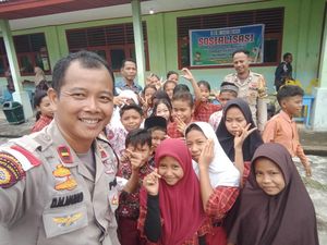 Pengabdian Ipda Dongan Ajarkan Bahasa Inggris ke Anak-anak Pulau Terluar Riau