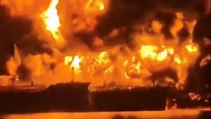 Dua kapal tanker terbakar di dekat Irak (Foto: Reuters)