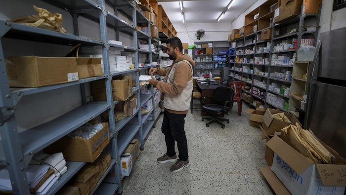 A Palestinian pharmacist handles medicine as medical supplies run critically low, according to the World Health Organization, at Al-Ahli Arab Hospital in Gaza City, March 8, 2026. REUTERS/Dawoud Abu Alkas