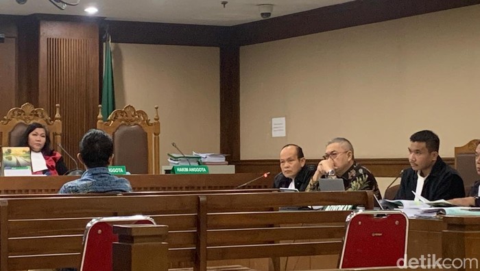 Jaksa menghadirkan ahli tata kelola BUMN, Anas Puji dalam sidang kasus dugaan korupsi pengadaan liquefied natural gas (LNG) atau gas alam cair. (Mulia B/detikcom)
