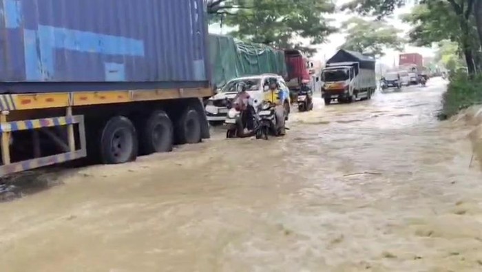 Banjir melanda ruas jalan Pantura Pati akibat luapan Kali Widodaren. Ketinggian air mencapai 30 cm, arus lalu lintas terganggu.