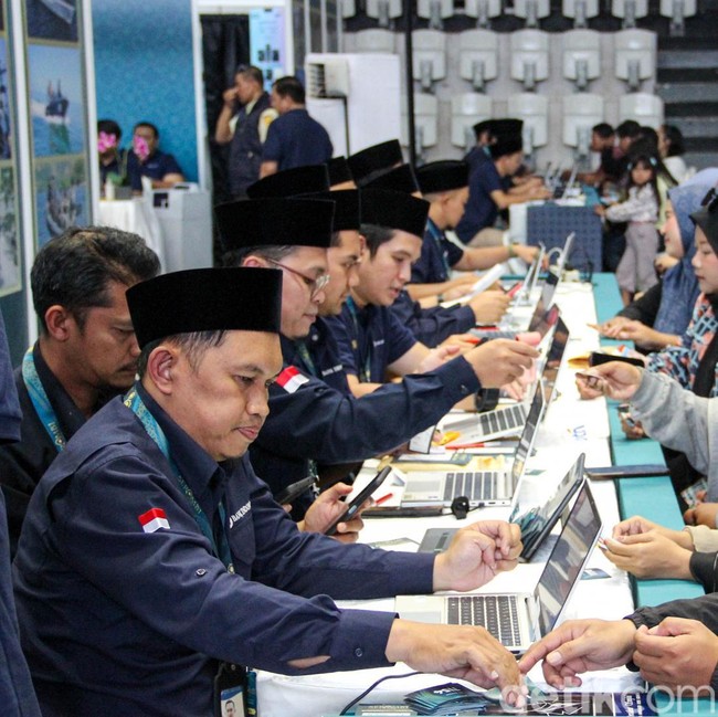 Jelang Lebaran, Warga Serbu Layanan Tukar Uang BI di GBK