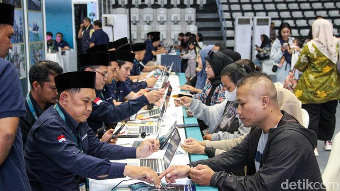 Menjelang Hari Raya Idulfitri, masyarakat mulai mempersiapkan berbagai kebutuhan Lebaran, salah satunya dengan menukar uang pecahan baru. Layanan penukaran uang yang disediakan Bank Indonesia di Basket Hall kawasan Gelora Bung Karno, Senayan, Jakarta, dipadati warga pada Kamis (12/3/2026).