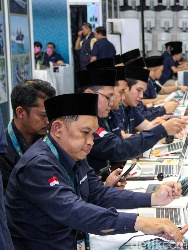 Jelang Lebaran, Warga Serbu Layanan Tukar Uang BI di GBK