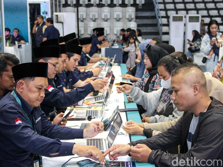 Jelang Lebaran, Warga Serbu Layanan Tukar Uang BI di GBK