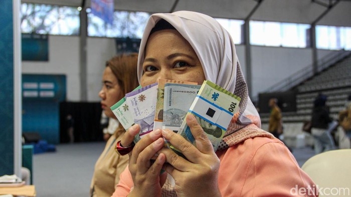 Menjelang Hari Raya Idulfitri, masyarakat mulai mempersiapkan berbagai kebutuhan Lebaran, salah satunya dengan menukar uang pecahan baru. Layanan penukaran uang yang disediakan Bank Indonesia di Basket Hall kawasan Gelora Bung Karno, Senayan, Jakarta