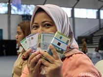 Ramai-ramai Tukar Uang Baru Jelang Lebaran, Bagaimana Hukumnya Menurut Islam?