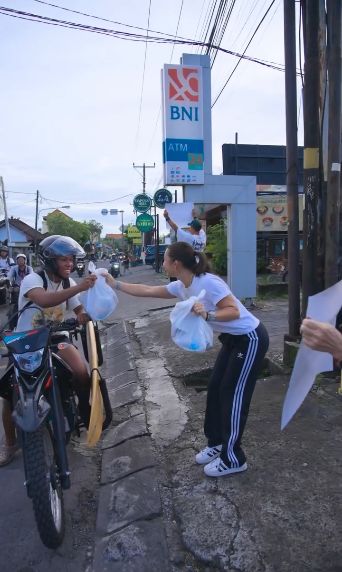 Jennifer Bachdim borong burjo dan bagikan takjil di Bali