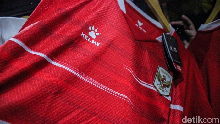 Pemain Timnas sepak bola dan futsal Indonesia berfoto bersama mengenakan jersey terbaru saat peluncuran di Plaza Utara Gelora Bung Karno, Kamis (12/3/2026).